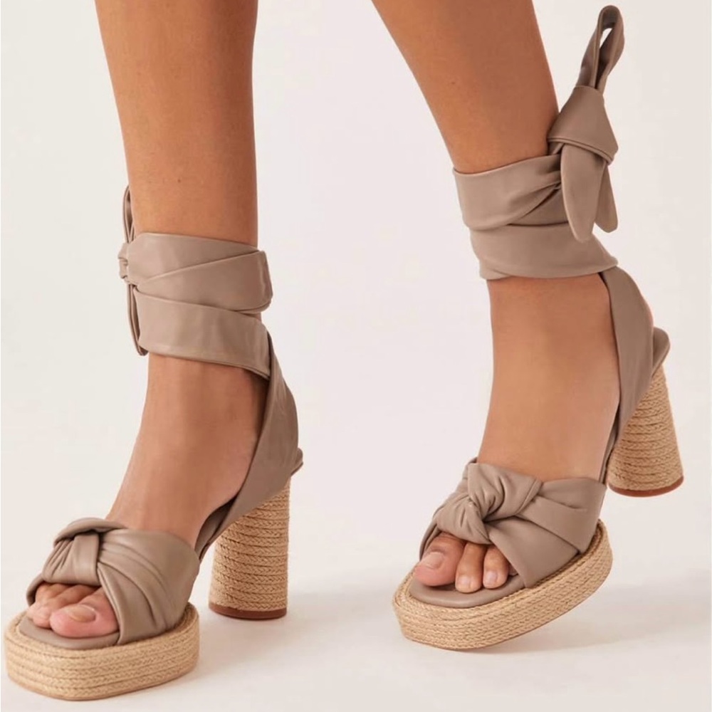 Paloma Barcelo Taupe Platform Sandals. Size 41 (9,5)